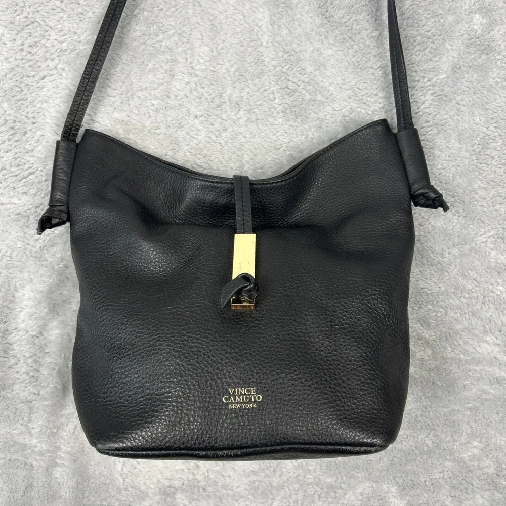 VINCE CAMUTO Crossbody Purse Hobo Handbag Black Pebbled Leather Logo‎ Gold Fob